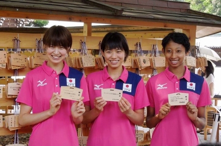 Ｗ杯での五輪切符獲得を祈願した（左から）木村、古賀、宮部