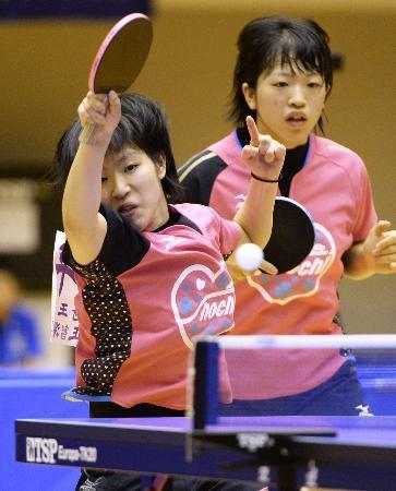 　女子ダブルスで優勝した正智深谷・平（左）、田口組＝滋賀県立体育館