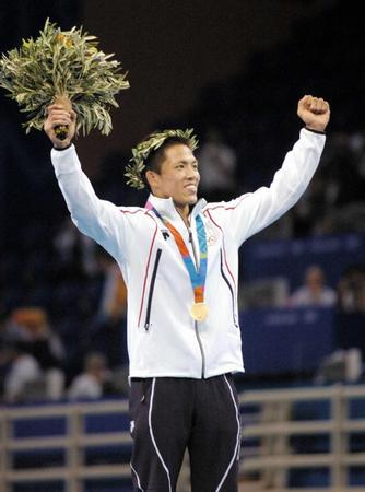 　００年９月、シドニー五輪柔道男子６０キロ級で獲得した金メダルを手に、声援に応える（共同）