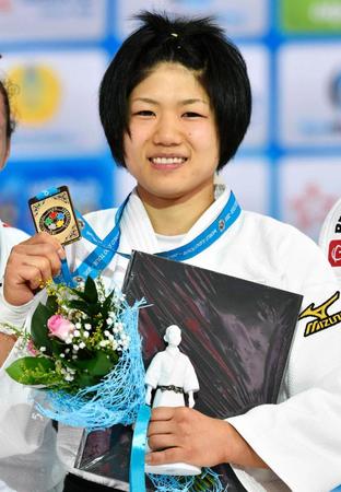　女子５２キロ級で優勝し、表彰式で金メダルを手に笑顔の中村美里（共同）