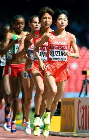 　女子５０００メートル予選　力走する（手前から）鈴木亜由子と鷲見梓沙＝北京（共同）