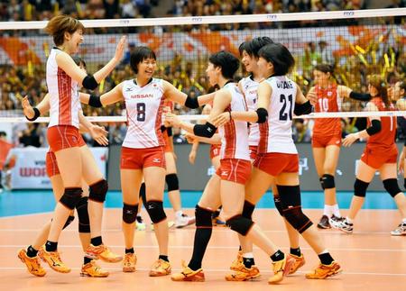 韓国に勝利し喜ぶ日本チーム