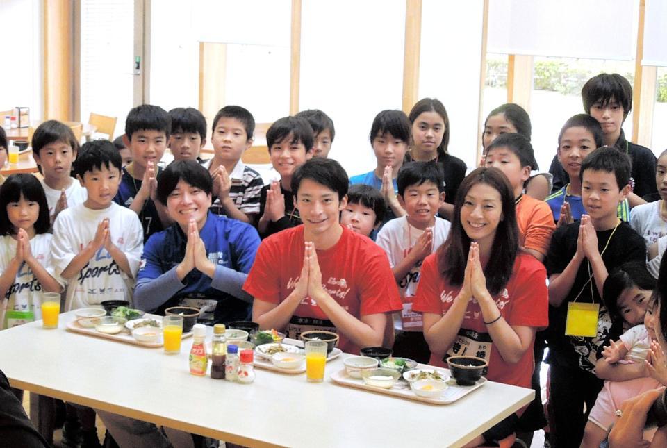 「勝ち飯教室」に集まった子どもたちと食事する入江陵介（中央）ら
