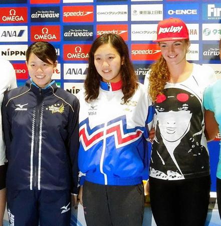 　開幕する競泳Ｗ杯を前に笑顔を見せる（左から）星奈津美、渡部香生子、ホッスー