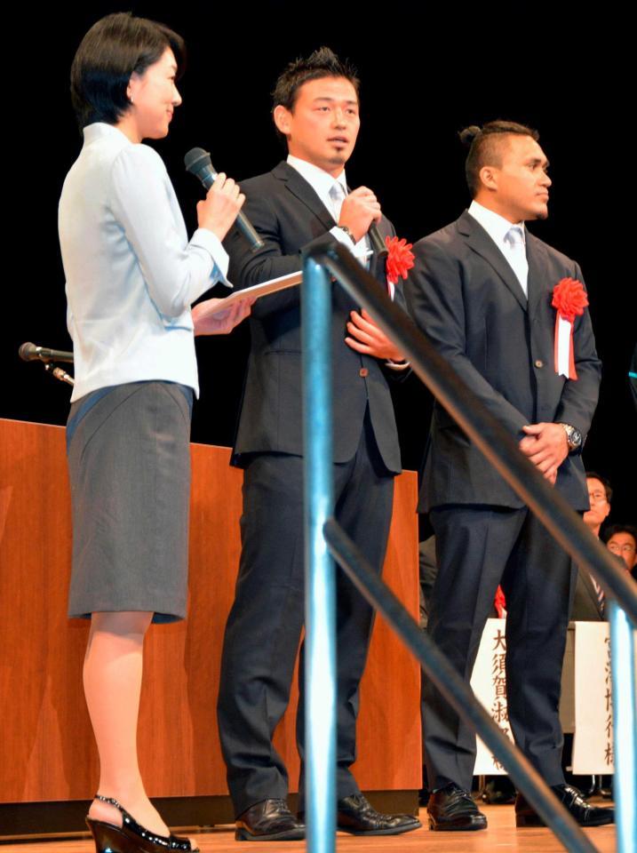 　静岡県磐田市で市民賞特別賞を授与された五郎丸歩選手（中央）