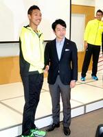 握手を交わすサニブラウン（左）と小泉進次郎議員＝味の素ナショナルトレーニングセンター