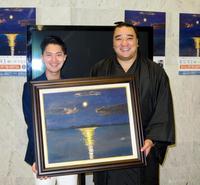 ＫＵＮＩ（左）へ自身が描き上げたジャケット写真用の絵画をプレゼントする日馬富士＝東京・麻布台