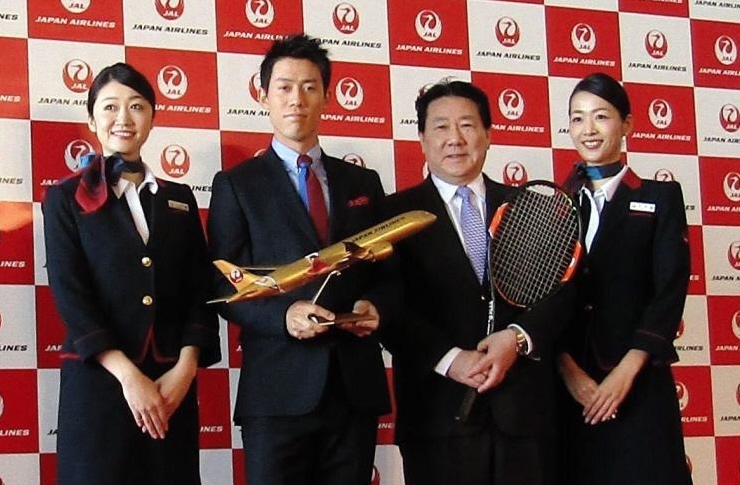 日本航空とパートナー契約を結んだ錦織圭（左から２人目）と同社・植木義晴社長（同３人目）