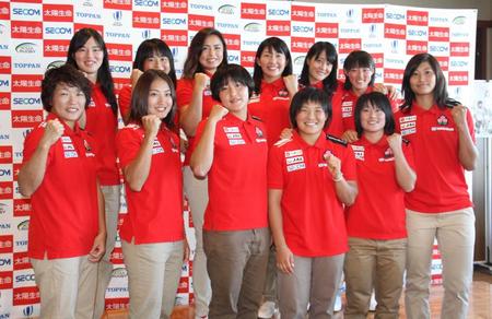 　五輪予選に向け気合満点の７人制女子日本代表。前列左端はメンバー最年長の兼松