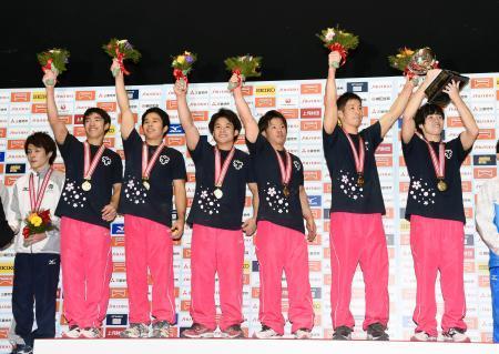 　男子で優勝し、表彰台で声援に応える日体大の白井健三（左から２人目）ら＝国立代々木競技場