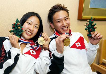 　メダルを手に笑顔の奥原希望（左）と桃田賢斗