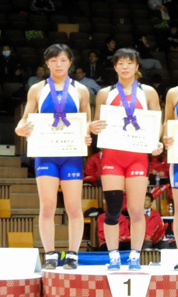 女子60キロ級で初優勝した川井梨紗子（右）と準優勝の妹・友香子