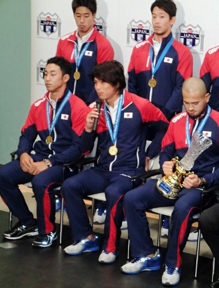 　五輪出場を決めて凱旋帰国した水球日本代表の選手たち