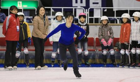 スケート教室で子どもたちにスケートを教える宇野昌磨（中央）　※※　＝日本ガイシアリーナ