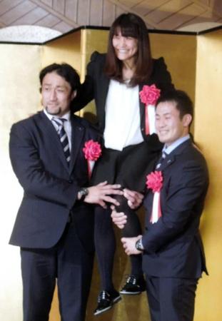 ラグビー日本代表の大野（左）と福岡（右）に担がれ笑顔のレスリング伊調（中央）