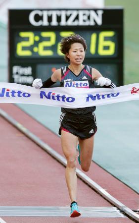 　大阪国際女子マラソンで２時間２２分１７秒で優勝した福士加代子。マラソンでは自身初となる五輪代表の座を確実にした＝３１日、大阪市のヤンマースタジアム長居
