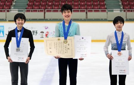 　表彰式で賞状を掲げる優勝した山隈太一朗（中央）。左は２位の島田高志郎、右は３位の三宅星南＝２日、長野市ビッグハット