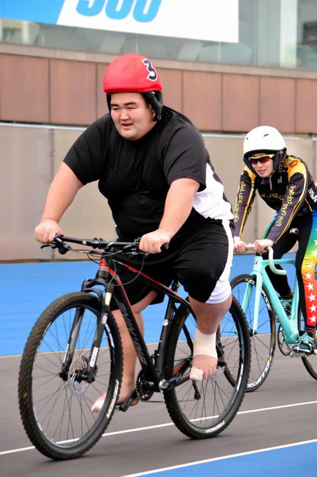 自転車トレーニングに取り組む琴奨菊