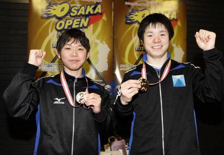 　男子ダブルスで優勝した沼田勝（左）と藤木祥二