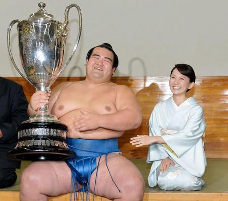 日本出身力士で１０年ぶりの優勝を果たし、賜杯を手にする琴奨菊（左）。右は祐未夫人。