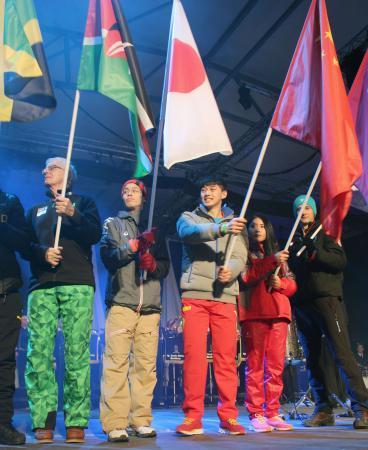 　第２回冬季ユース五輪の閉会式で行進した旗手の伊藤将充（左から２人目）＝リレハンメル（共同）
