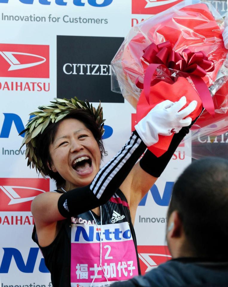 大阪国際女子マラソンで優勝し喜びを爆発させる福士加代子＝１月３１日