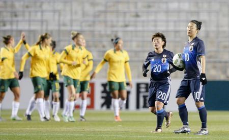 　日本-オーストラリア　後半、３点目を失い厳しい表情を見せる大儀見（右端）と横山＝金鳥スタ