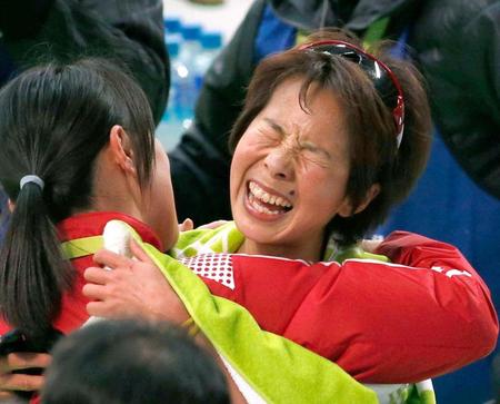 日本勢最高の２位でゴールし、抱き合って喜ぶ田中智美＝ナゴヤドーム