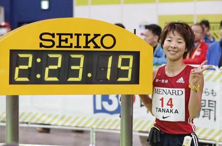 　日本勢トップの２時間23分19秒でゴールし、笑顔の田中智美＝ナゴヤドーム