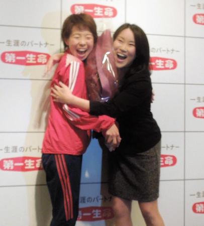 リオ五輪代表に選出された田中智美（左）と、サプライズで祝福に訪れた12年ロンドン五輪代表の尾崎好美さん