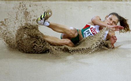 　２０１５年８月、陸上世界選手権の女子三段跳び予選で競技するガブリエラ・ペトロバ＝北京（ロイター＝共同）