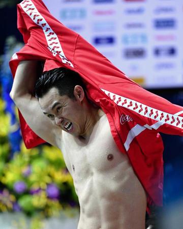 　男子１００メートル平泳ぎ決勝で２位で終わり悔しそうな表情で上着を着る北島康介