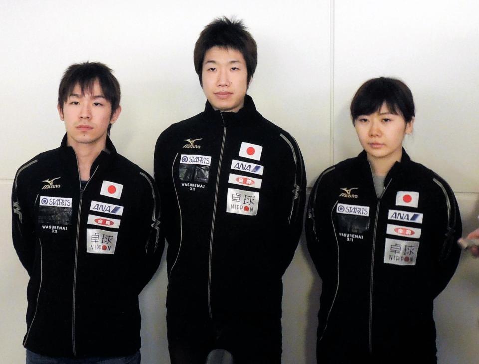 リオ五輪アジア予選から帰国した（右から）福原愛、水谷隼、丹羽孝希