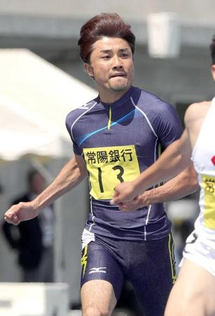 　男子１００メートル予選で力走する末続慎吾
