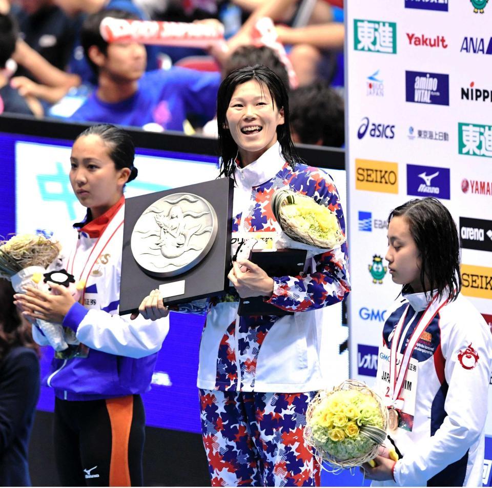 　日本選手権の２００メートル平泳ぎで優勝した金藤理絵、左は渡部香生子、右は今井月