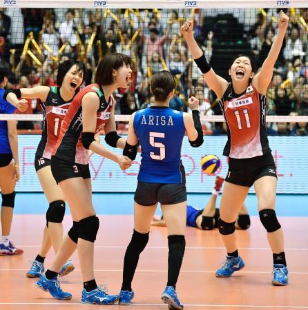 　タイに逆転勝ちし、大喜びする荒木（右端）、木村（左から２人目）ら日本の選手たち＝東京体育館
