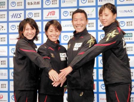 　リオ五輪出場を決めたトライアスロンの（左から）加藤友里恵、上田藍、田山寛豪、佐藤優香