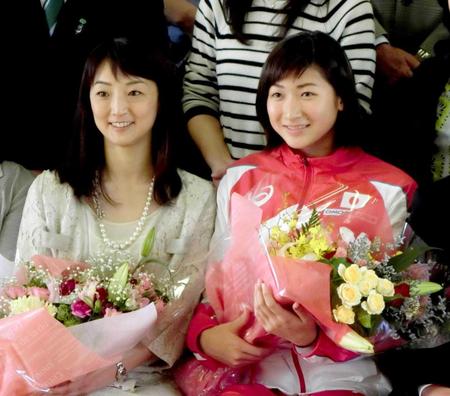 　壮行会後、笑顔で記念撮影に応じる岩崎恭子さん（左）と池江璃花子