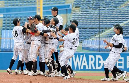 　東都大学野球春季リーグで優勝し喜ぶ亜大ナイン＝神宮