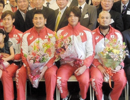 筑波大水泳部の壮行会に出席した（左から）競泳の金子、水球の志水主将、保田、棚村