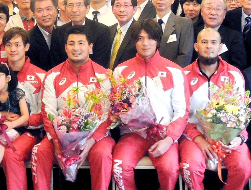 　筑波大水泳部の壮行会に出席した（左から）競泳の金子、水球の志水主将、保田、棚村