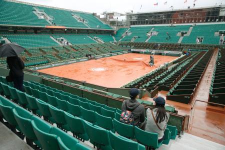 　第９日の全試合が雨天中止となった、全仏オープンのセンターコート＝パリ（共同）