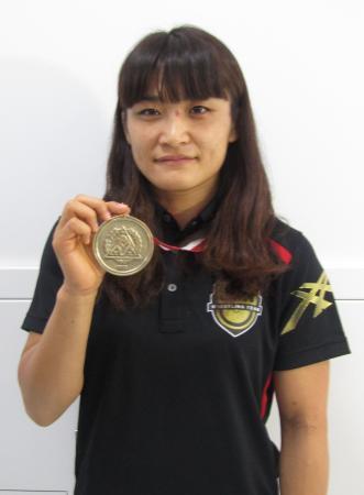 　ポーランド国際で優勝し、成田空港でメダルを手にするレスリング女子の伊調馨＝２１日