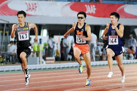 　男子１００メートル準決勝、２位の桐生祥秀（右）と１位の山県亮太（左）