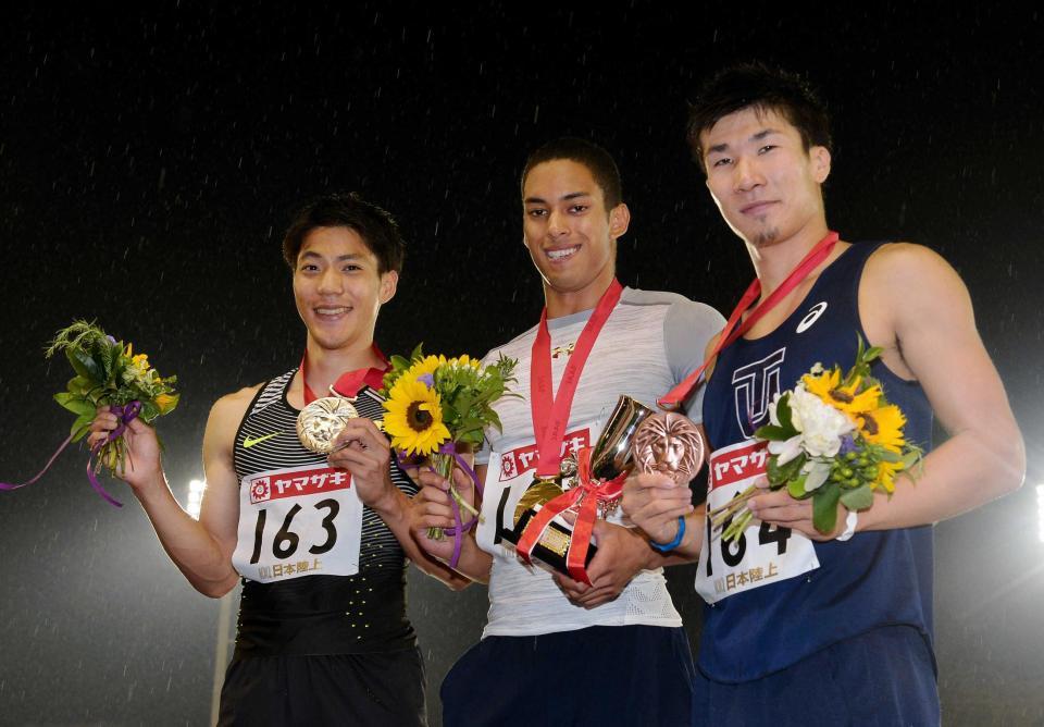 　表彰台で笑顔の（左から）山県亮太、ケンブリッジ飛鳥、桐生祥秀（撮影・堀内翔）