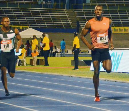 　陸上のジャマイカ選手権男子１００メートルで予選を通過したボルト（右）＝ジャマイカ・キングストン（共同）