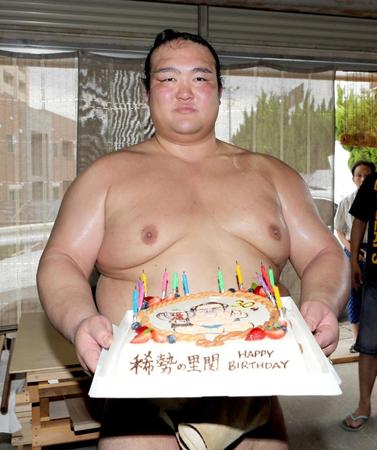 　３０歳を迎え、報道陣から誕生日ケーキを贈られた稀勢の里