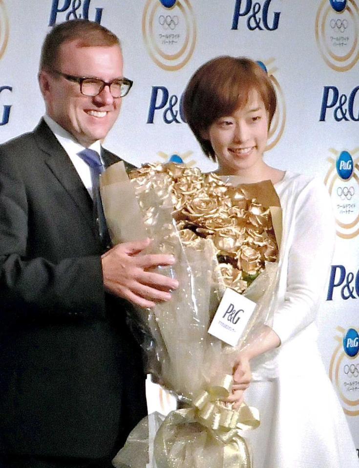 　壮行会で金のバラを受け取った石川佳純（右）