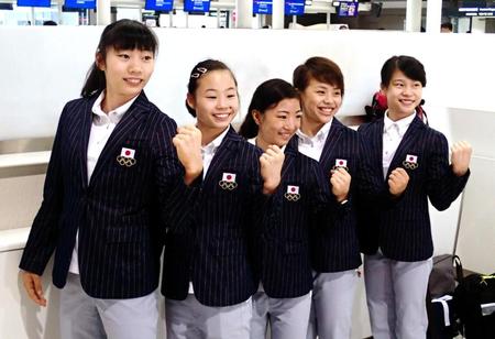 ブラジルに向け出発した体操女子日本代表の（左から）内山、宮川、寺本、村上、杉原