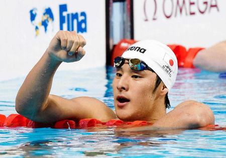 　１５年世界水泳の男子４００メートル個人メドレーで金メダルを獲得しガッツポーズする瀬戸